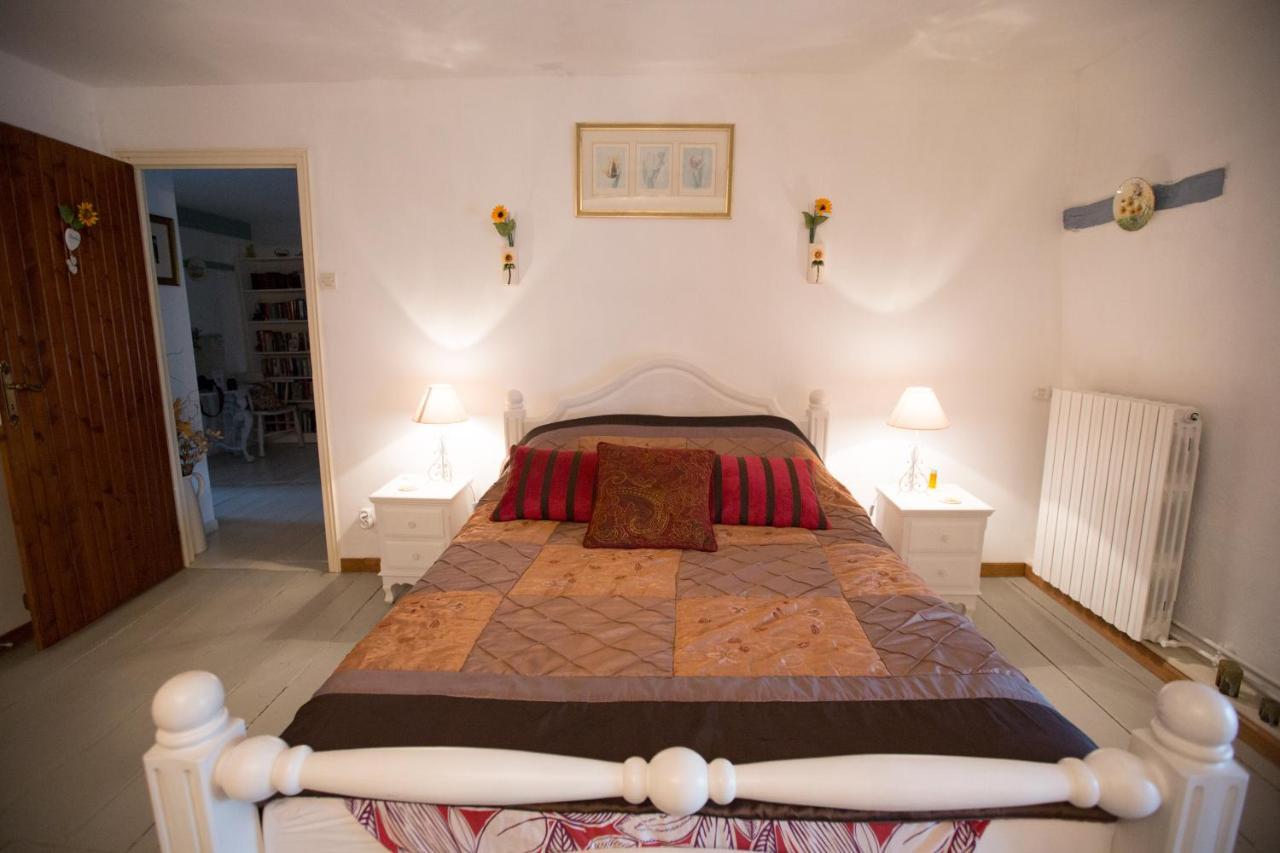 La Maison Des Fleurs Montembœuf 外观 照片
