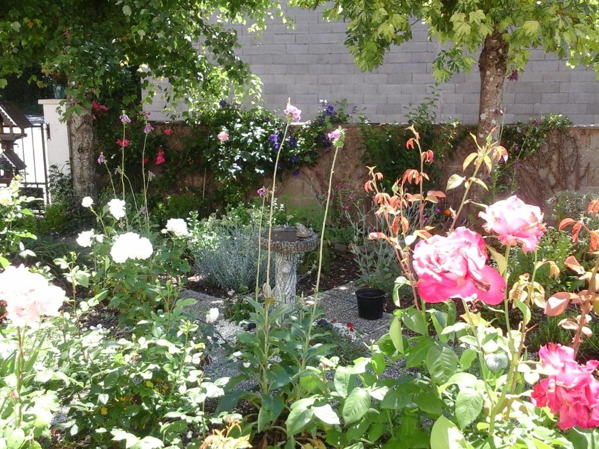 La Maison Des Fleurs Montembœuf 外观 照片